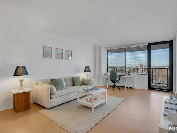 380 Mountain Rd APT 701, Union City, NJ 07087