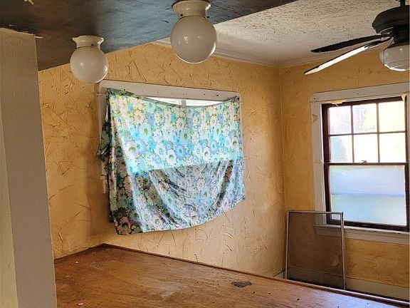 3rd image of 216 W Hillcrest Ave