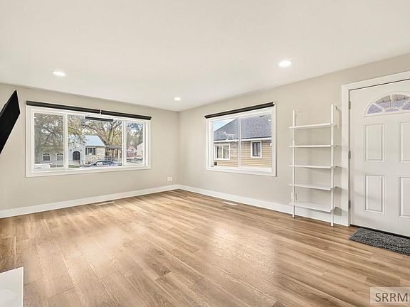 4th image of 141 College St