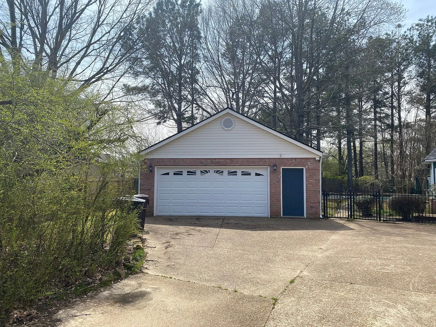 Spacious Collierville Home with Guest Suite & 4-Car Garage. Landscaping Included! — Photo 3