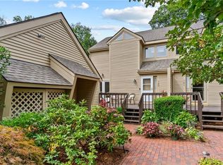 140 Pine Glen Dr, East Greenwich, RI 02818