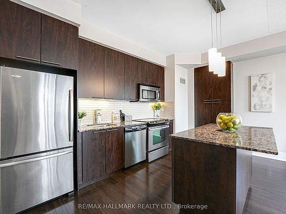 5th image of 70 Roehampton Ave #1621