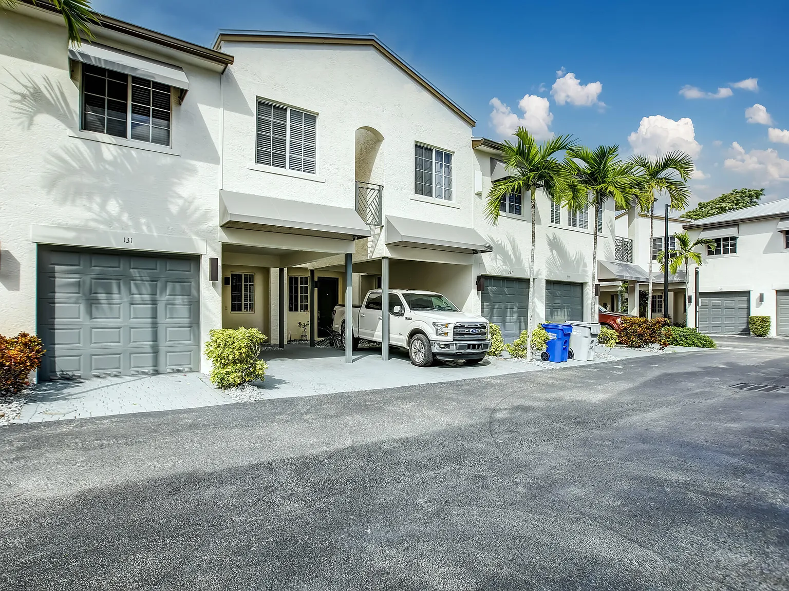 3 bed, 2.5 bath, 2276 sqft, $3,900 — Photo 1