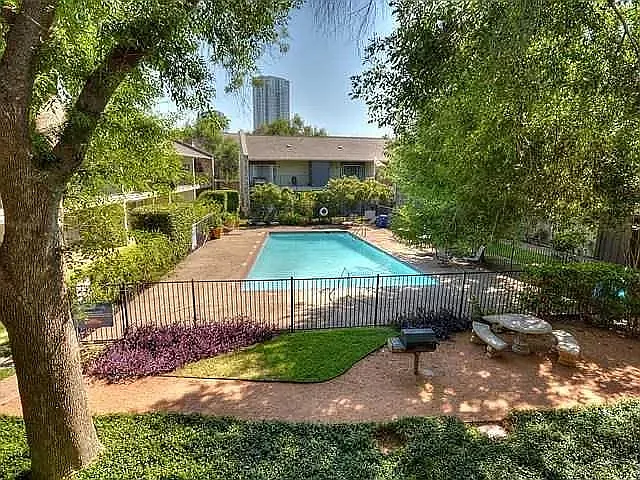 500 E Riverside Dr — Photo 20