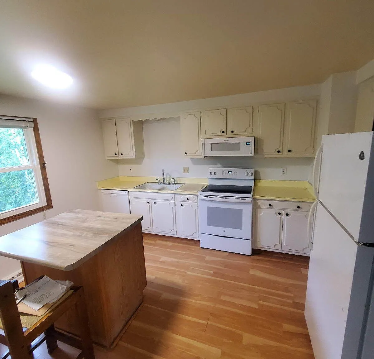 2 bed, 1.0 bath, 918 sqft, $1,145 — Photo 4