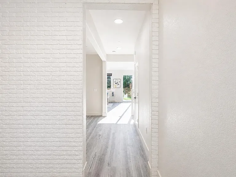 1837 S La Barbera Ave — Photo 3