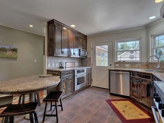4th image of 1462 Hicks Ave