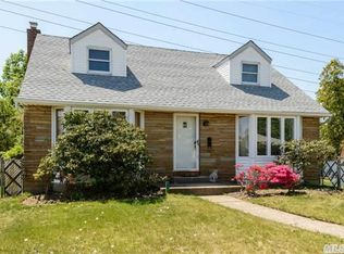 8 Langdon Rd, Carle Place, NY 11514