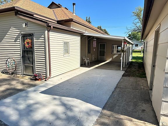 5th image of 209 Broadway St