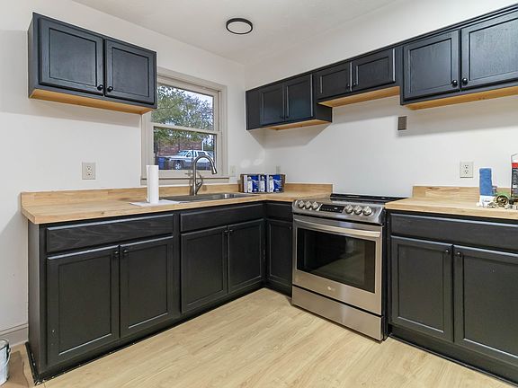 4th image of 105 Baldwin Ave