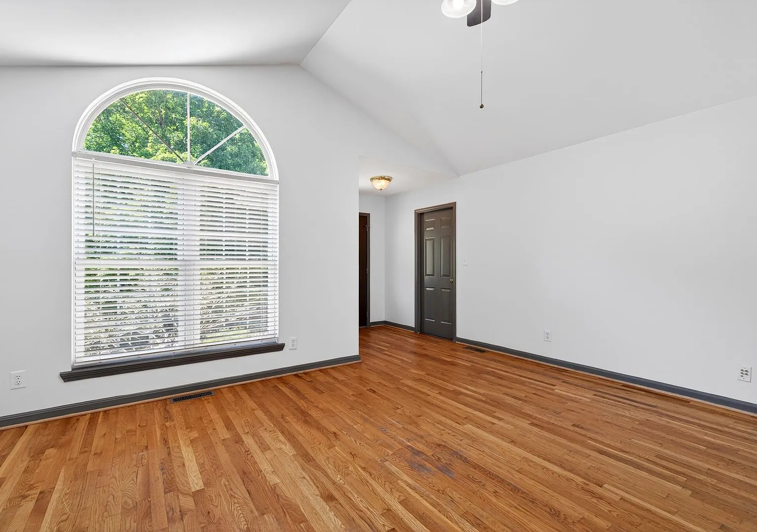 He Ultimate Middletown Retreat! Move-In Ready Ranch With Finished Basement & Fenced Oasis! — Photo 4