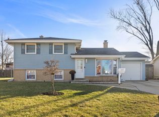 665 W Lake Manor Dr, Addison, IL 60101