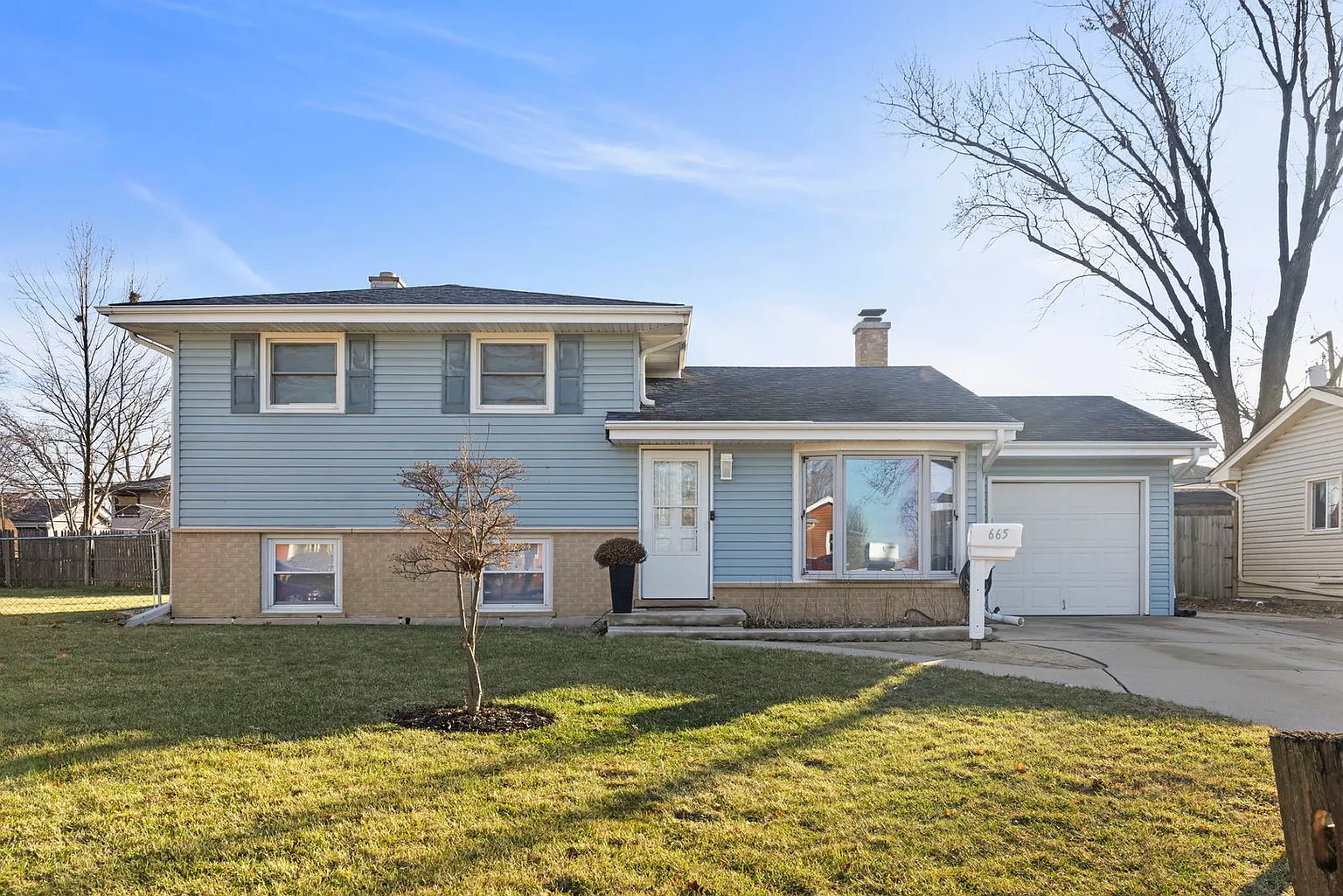 665 W Lake Manor Dr photo 1