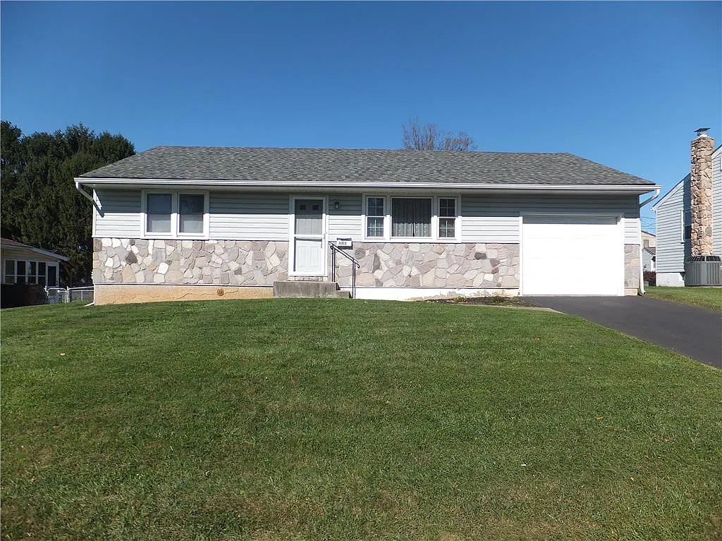3 bed, 1.0 bath, 1293 sqft, $2,300 — Photo 1