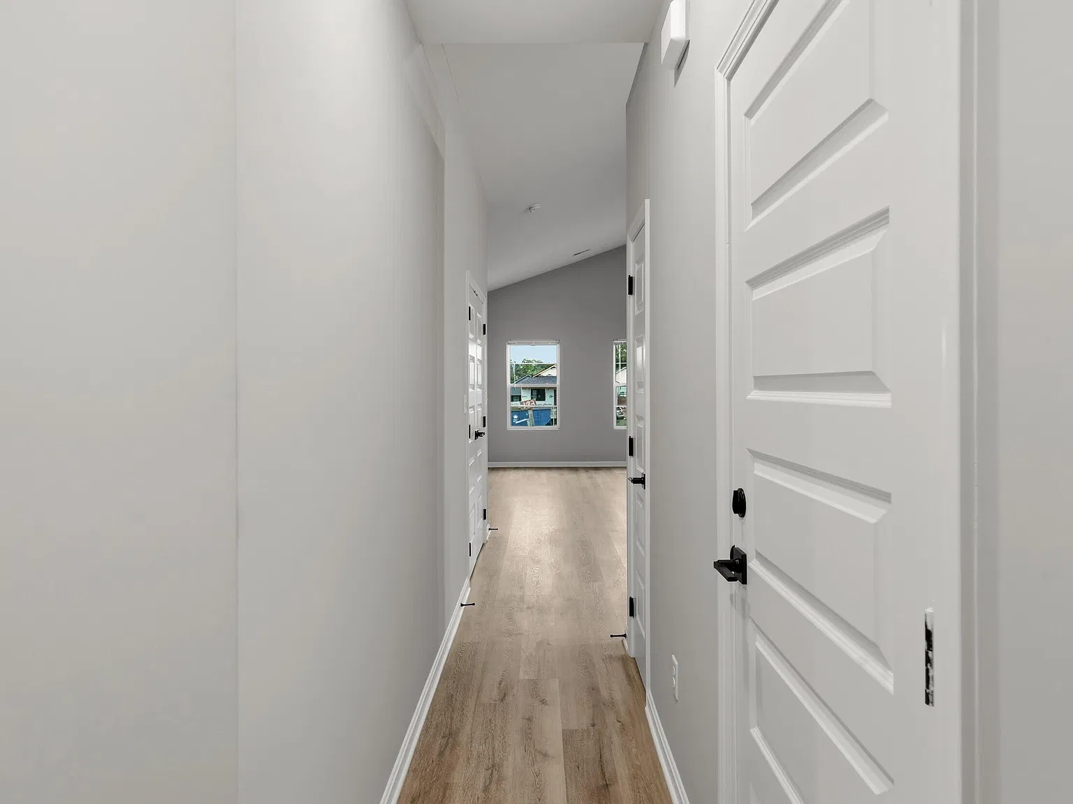 3 bed, 2.0 bath, 1380 sqft, $2,400 — Photo 4