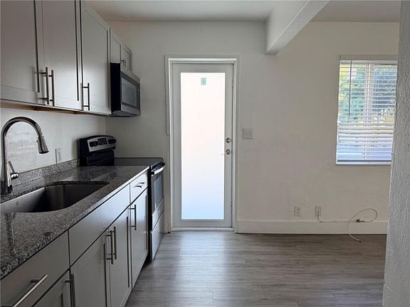 3rd image of 1-1847 Madison St #1