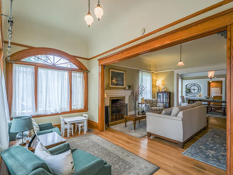 402 W Locust St — Photo 4
