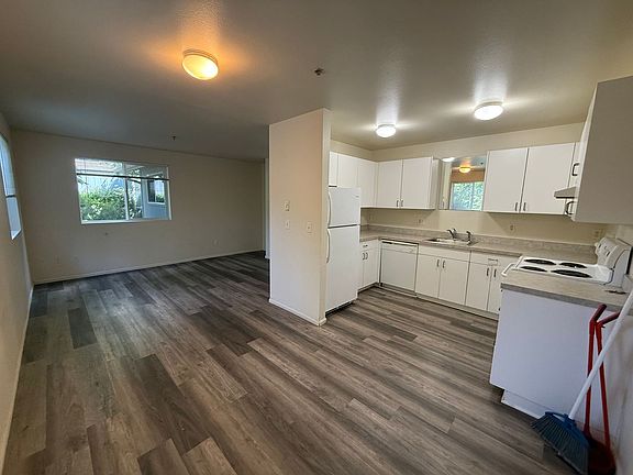 5th image of 1015 SE 4th St APT 10