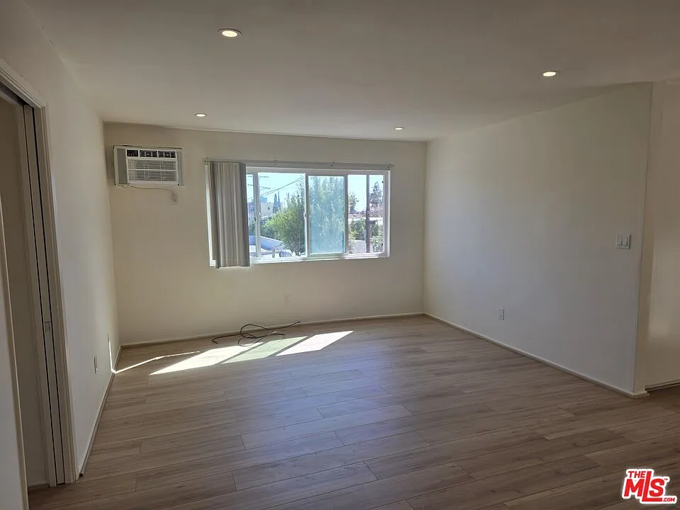 1 bed, 1.0 bath, 700 sqft, $2,350 — Photo 3