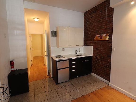 3rd image of 238 Stanhope St APT 1R