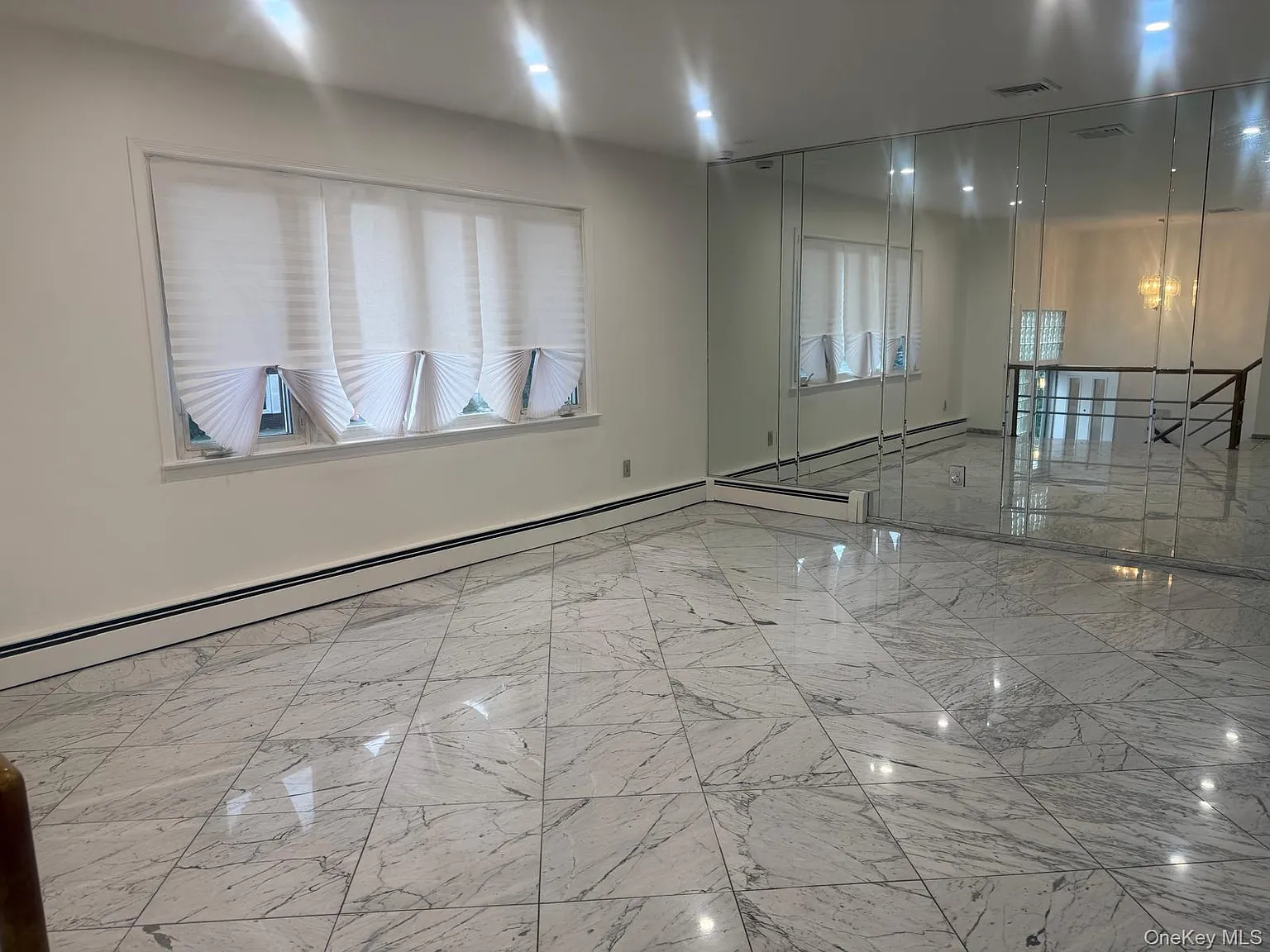 3 bed, 1.0 bath, 1350 sqft, $4,500 — Photo 3