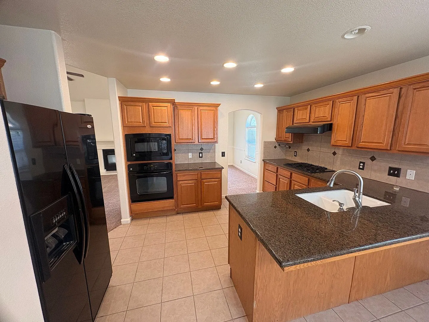 Beautiful 4 bedroom, 3 bathroom home in Visalia — Photo 3