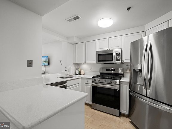 5th image of 1045 N Utah St #2-304