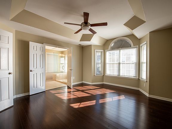 3rd image of 223 Mc Gill Park Ave NE