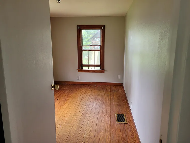 431 Roosevelt Ave — Photo 5