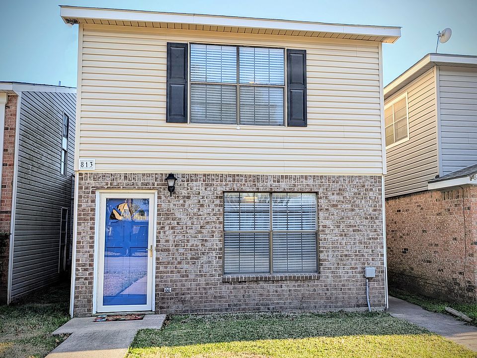 Welcome to 813 Clubside Dr in East Bernard, TX.