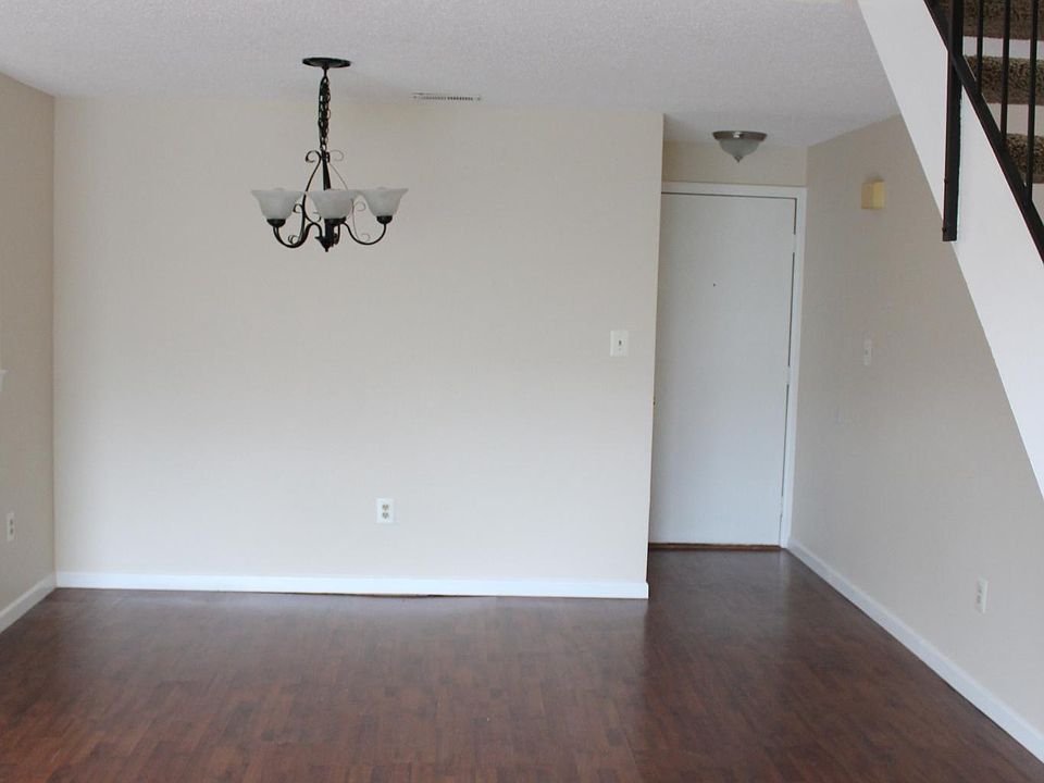 Entrance & Dining Area