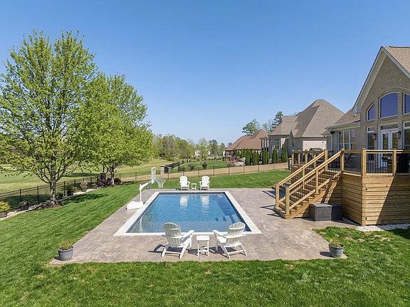 5th image of 524 Country Club Dr