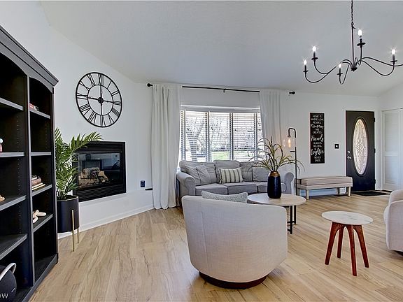 5th image of 26678 Waterbury Cir