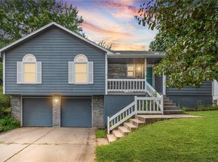 1108 NE Ridgeview Dr, Lees Summit, MO 64086