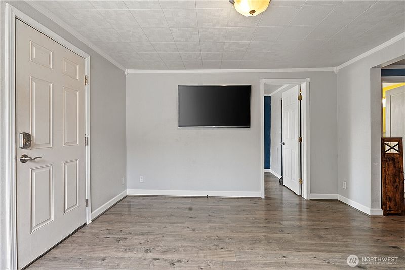 4th image of 2524 Barnett Street
