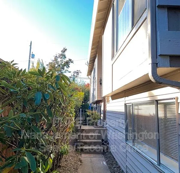 1727 45th Ave SW — Photo 25