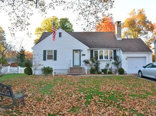 11 Evelyn Rd, Roseland, NJ 07068