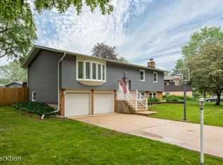 6943 Parkview Dr, Downers Grove, IL 60516