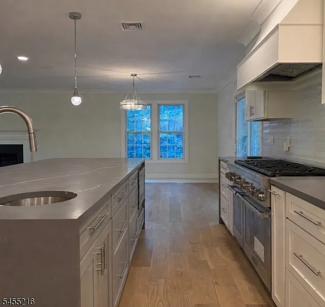 5 bed, 3.5 bath, 3750 sqft, $19,500 — Photo 2