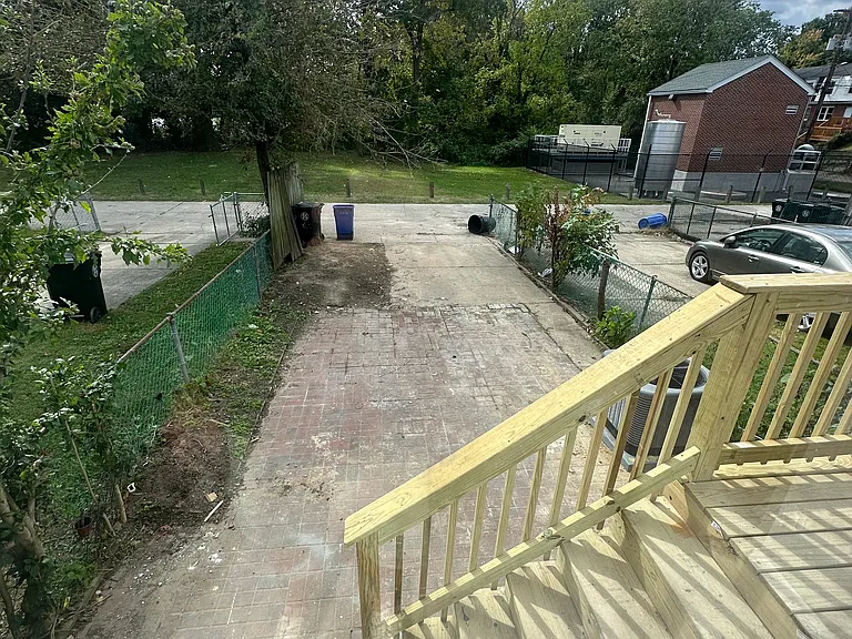 626 W Kingsway Rd — Photo 18