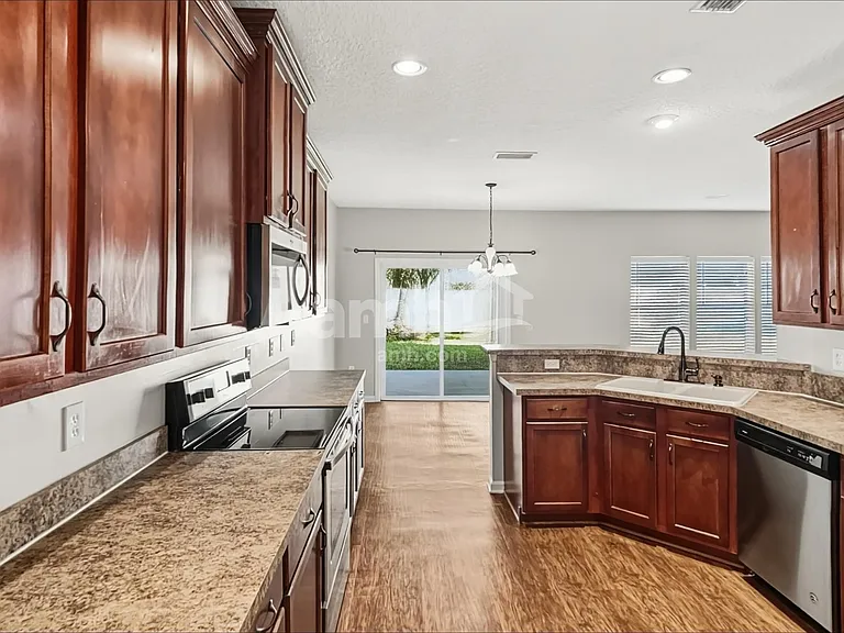 2724 Creekfront Dr — Photo 3