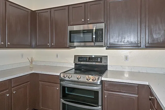 2210 E Branham Ln — Photo 5