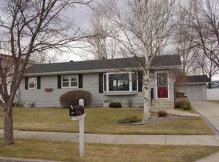 716 S 24th St, Grand Forks, ND 58201