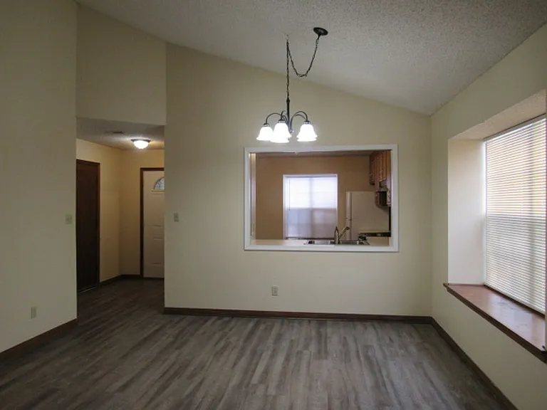 2025 Cambridge Cir — Photo 8