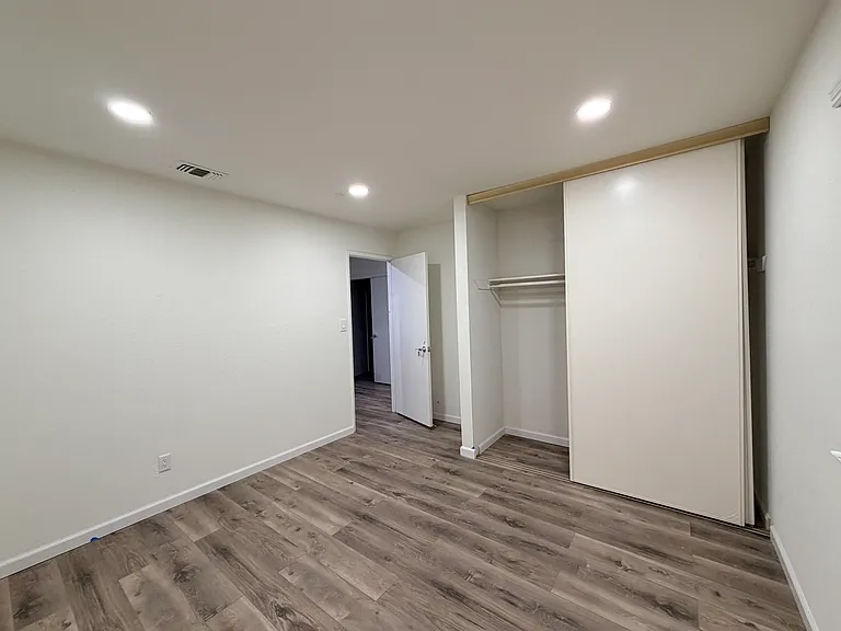 1302 Mossbrook Ct — Photo 24