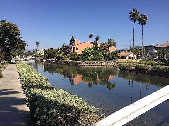 Venice canals 10 steps away from your front door