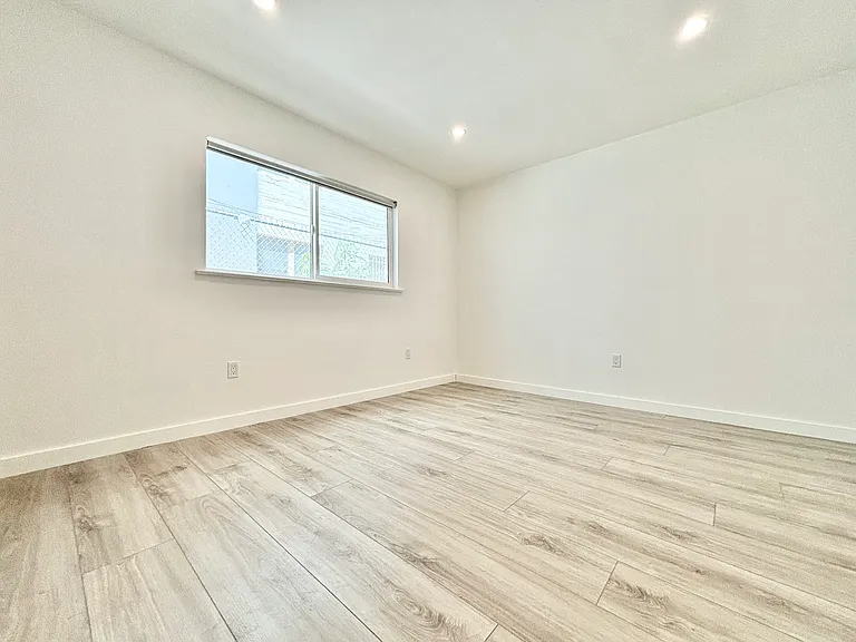 566 N Kenmore Ave #3 — Photo 10