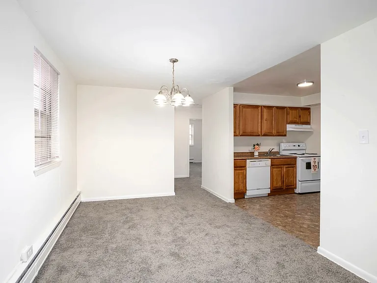 Karen Court Apartments — Photo 19