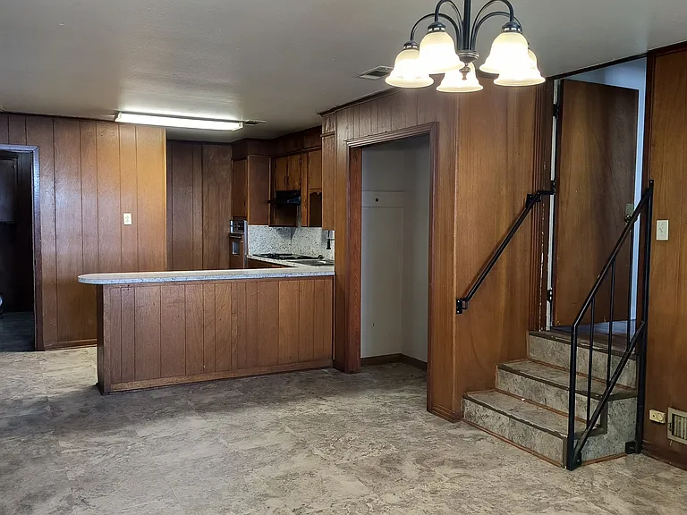 1215 S Elm St — Photo 21