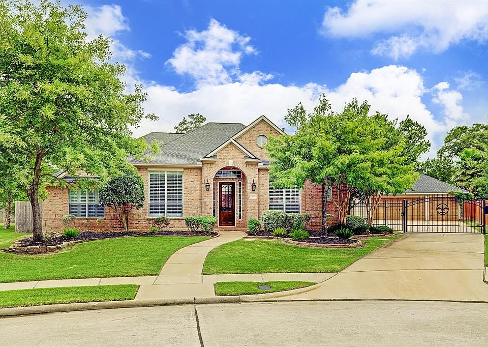Welcome to 13815 Claymont Hill Drive presented by Sara Lyn Nguyen with Better Homes and Gardens Real Estate Gary Greene